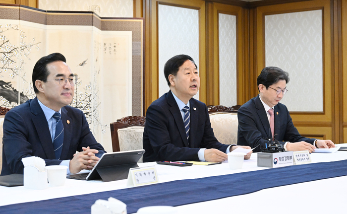 구윤철 부총리 겸 재정경제부 장관이 4월 1일 서울 종로구 정부서울청사에서 열린 거시재정금융 간담회를 주재하고 있다. 왼쪽부처 박홍근 기획예산처 장관, 구윤철 부총리, 이억원 금융위원장. (사진=재정경제부)