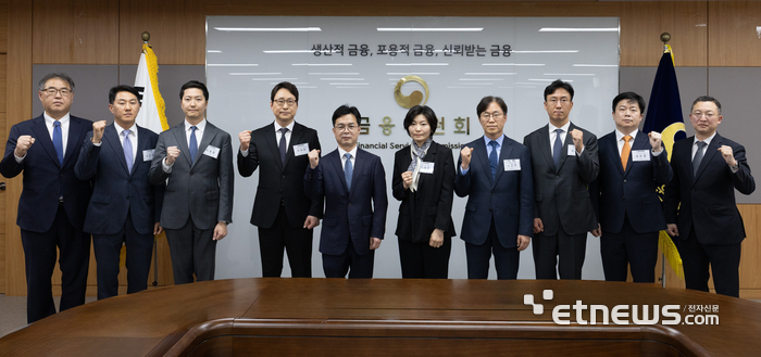 신진창 금융위원회 사무처장(왼쪽에서 다섯번째)이 6일 오후 서울 종로구 정부서울청사에서 5대 가상자산거래소 대표, 디지털자산거래소 공동협의체(DAXA) 등이 참석한 가운데, 빗썸 오지급 사태 직후 구성된 긴급대응반의 점검결과 공유 및 향후 제도개선 방안 논의 등을 위한 간담회를 주재했다.