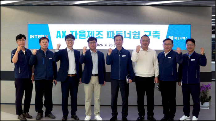 인터엑스 박정윤 대표(왼쪽에서 네 번째)와 해성디에스 최영식 대표(오른쪽에서 네 번째)가 AX 자율제조 파트너십 체결 후 기념 촬영을 하고 있다.