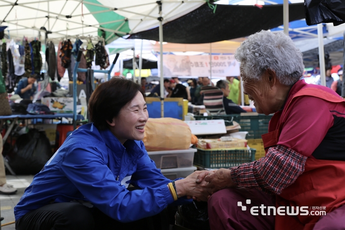 유은혜 경기도교육감 예비후보가 19일 성남 모란민속5일장을 찾아 상인들과 인사를 나누고 있다.