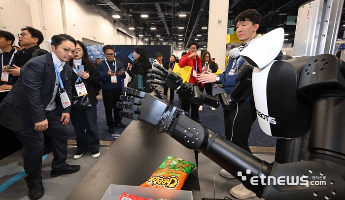 세계 최대 가전·정보기술(IT) 전시회 'CES 2026'이 개막한 6일(현지시간) 미국 네바다주 라스베이거스 컨벤션센터 노스홀에 마련된 휴머노이드 M.AX얼라이언스 부스에서 로보티즈의 AI워커가 로봇핸드 'HX5-D20'을 장착 한 채 비전 인식 기반 동작 시연을 하고 있다. 라스베이거스=이동근기자 foto@etnews.com
