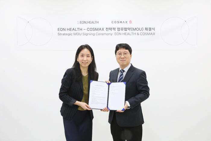 정기연 이온헬스 대표(왼쪽)와 박천호 코스맥스비티아이 R&I유닛 연구원장이 경기 성남시 코스맥스 R&I 센터에서 기념촬영을 하고 있다.
