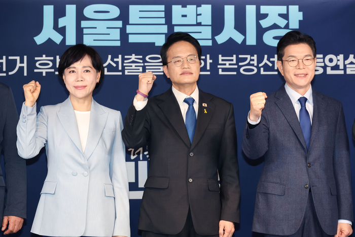 더불어민주당 전현희, 박주민, 정원오 서울시장 예비후보가 5일 서울 여의도 중앙당사에서 열린 서울시장 본경선 후보자 합동연설회에 앞서 기념 촬영을 하고 있다. 연합뉴스