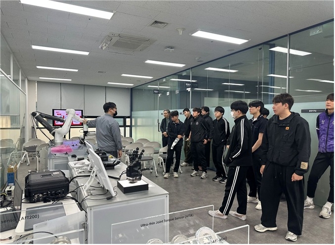 지난 21일 에이딘로보틱스를 방문한 평촌과기고 학생들이 현장 직원으로부터 작업 과정에 대해 설명 듣고 있다. 〈평촌과기고 제공〉