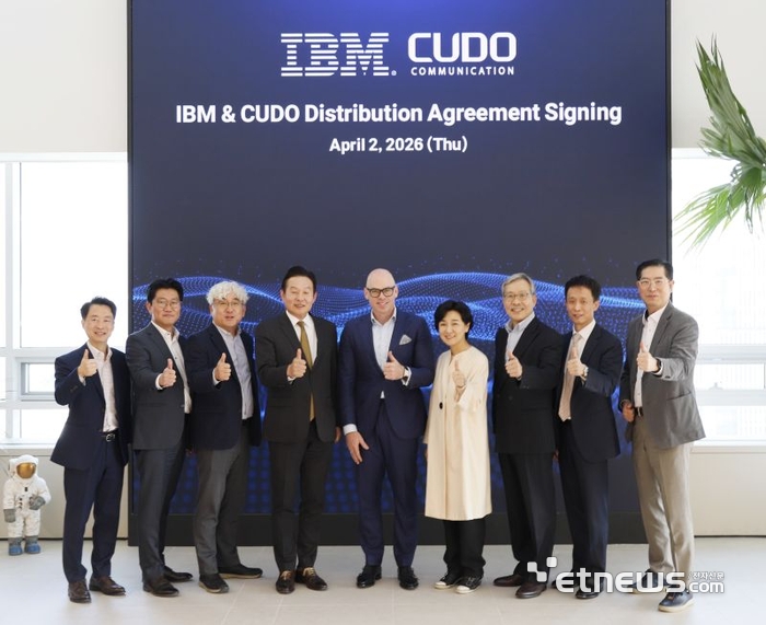 쿠도커뮤니케이션과 IBM 관계자들이 총판 선정 기념 사진 촬영을 하고 있다. 〈쿠도커뮤니케이션 제공〉