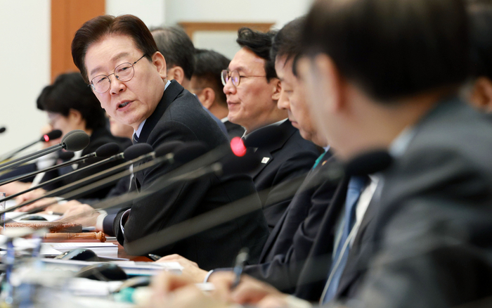 이재명 대통령이 6일 청와대에서 열린 국무회의 겸 비상경제점검회의에서 김윤덕 국토부 장관에게 질문하고 있다. 연합뉴스