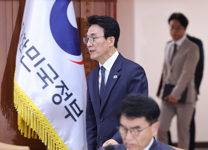 김민석 국무총리가 22일 서울 종로구 정부서울청사에서 열린 비상경제본부회의에 입장하고 있다. 연합뉴스