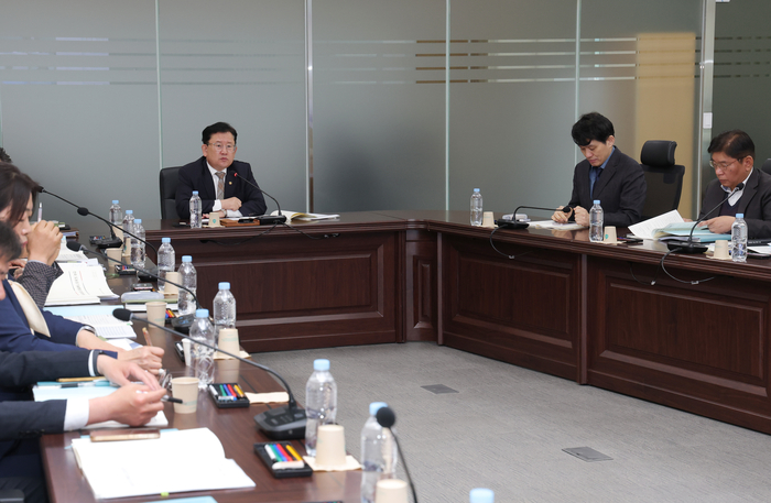 이승돈 농촌진흥청장은 8일 전북 전주시 농촌진흥청 영농종합상황실에서 전국 도농업기술원장 영상 업무회의를 주재하고, 농업 부문 생산비 절감과 저온 피해 예방 등 주요 현안을 점검·논의했다.(사진=농촌진흥청)