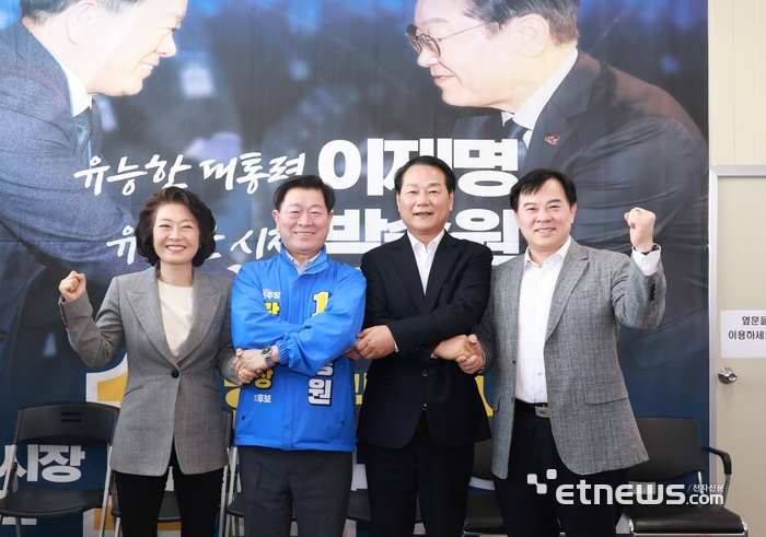 박승원 광명시장 예비후보(왼쪽 세 번째)가 18일 당내 경선 경쟁자들과 첫 회동을 갖고 기념 촬영했다.