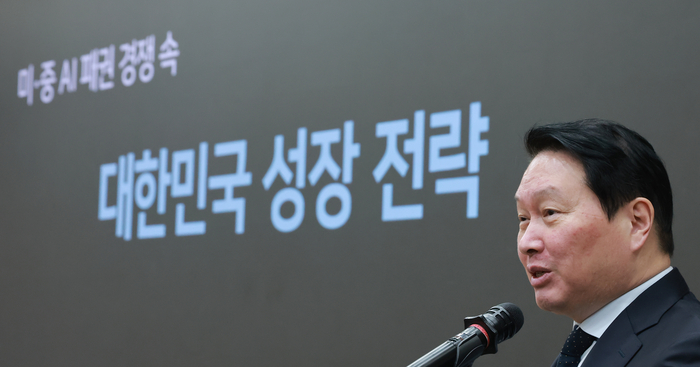 국회에서 AI 관련 강연하는 최태원 대한상의 회장
(서울=연합뉴스) 신현우 기자 = 대한상공회의소 회장인 최태원 SK그룹 회장이 28일 국회의원회관에서 한중의원연맹이 연 '미·중 AI 기술 패권 경쟁 속 대한민국 성장전략' 정책세미나에 참석해 강연하고 있다. 2026.4.28
nowwego@yna.co.kr
(끝)