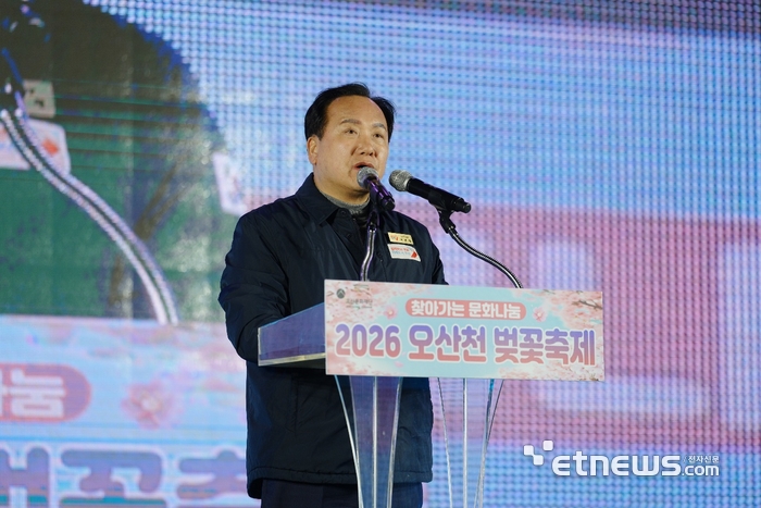 이권재 오산시장이 3일 오산천 일원에서 열린 '2026 오산천 벚꽃 축제'에 참석해 인사말을 하고 있다.