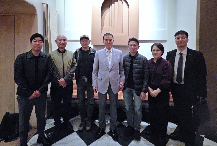 홍문표 한국농수산식품유통공사(aT) 사장(가운데)이 19일(현지시간) 미국 뉴욕에서 한식 외식업계 관계자들과 만나 K-푸드 수출 확대 방안을 논의한 뒤 기념촬영을 하고 있다. (사진=aT)