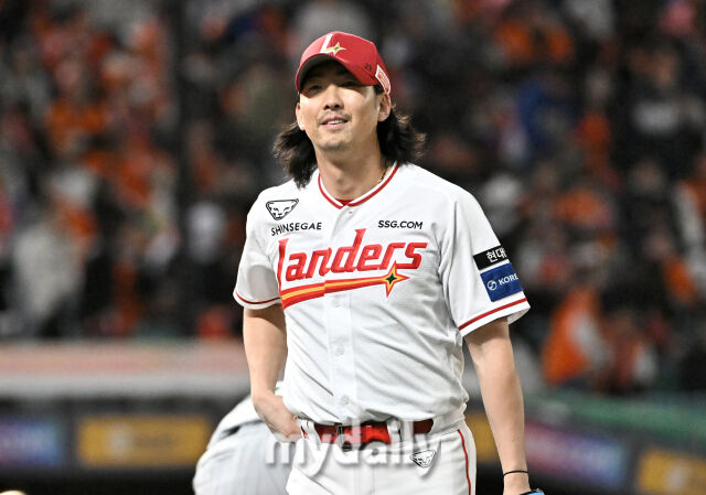 7일 오후 인천 SSG랜더스필드에서 진행된 '2026 프로야구 KBO리그' SSG랜더스와 한화 이글스의 경기. SSG 문승원이 5회초를 무실점으로 막은 뒤 미소를 짓고 있다./마이데일리