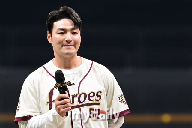 키움 박병호가 26일 오후 서울 고척스카이돔에서 진행된 은퇴식에서 은퇴사를 하며 눈물을 참고 있다./마이데일리