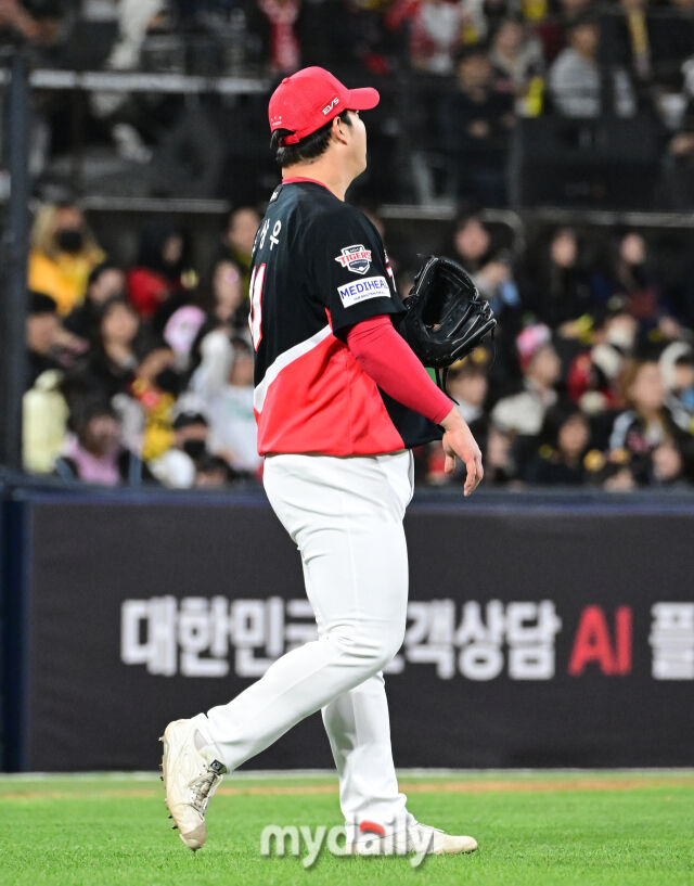 2026년 4월 22일 오후 경기도 수원KT위즈파크에서 열린 '2026 신한 SOL KBO리그' KIA 타이거즈와 KT 위즈의 경기. KIA 조상우가 7회말 2사 만루서 구원등판했지만 KT 이강민에게 2타점 적시타를 맞고 허탈해하고 있다./수원=유진형 기자 zolong@mydaily.co.kr