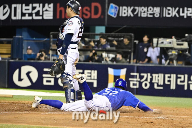 [MD포토] 박세혁 '역전 슬라이딩 득점'