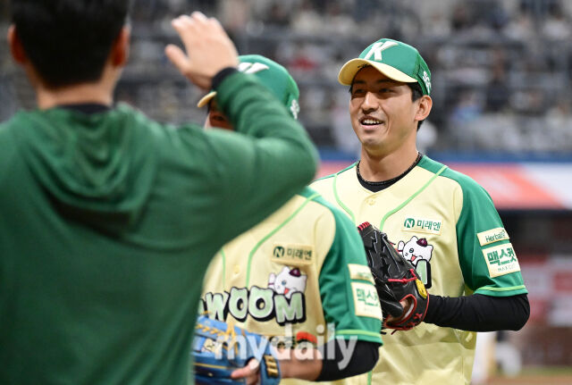 2026년 4월 12일 오후 서울 고척스카이돔에서 열린 '2026 신한 SOL KBO리그' 롯데 자이언츠와 키움 히어로즈의 경기. 키움 유토가 8회초 2사 3루서 구원등판해 롯데 레이예스를 삼진으로 잡은 뒤 기뻐하고 있다./마이데일리