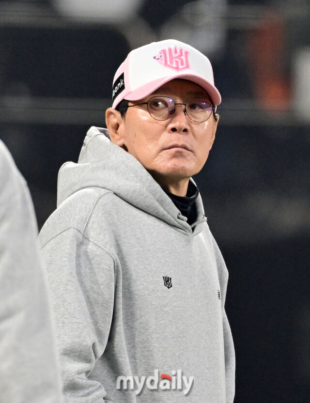 2026년 4월 11일 오후 경기도 수원KT위즈파크에서 열린 '2026 신한 SOL KBO리그' 두산 베어스와 KT 위즈의 경기. KT 이강철 감독이 6-4로 승리한 뒤 기뻐하고 있다./마이데일리