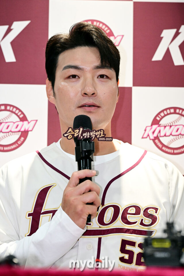 키움 박병호가 26일 오후 서울 고척스카이돔에서 진행되는 '2026 신한 SOL Bank KBO리그' 삼성--키움의 경기 전 취재진과 인터뷰를 하고 있다./고척 = 곽경훈 기자