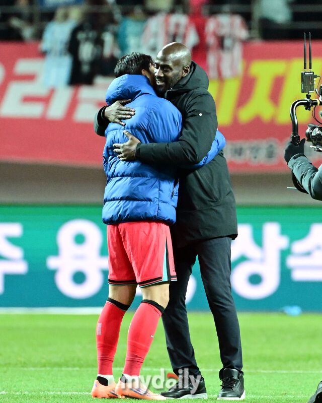축구대표팀이 18일 오후 서울월드컵경기장에서 진행된 가나와의 평가전에서 1-0으로 승리했다. 경기 종료 후 손흥민과 가나 오토 아도 감독과 포옹을 하고 있다./마이데일리