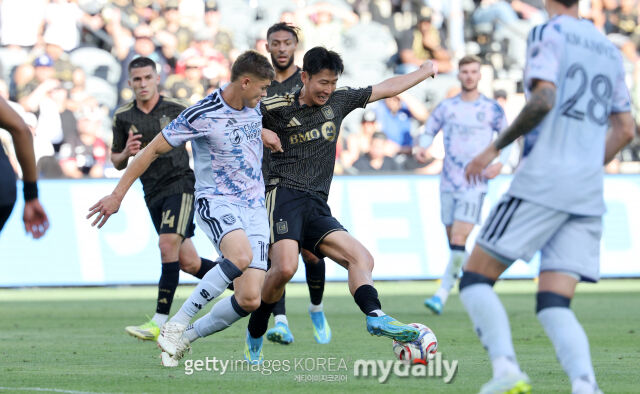 손흥민이 20일 미국 LA에서 열린 산호세와의 2026시즌 MLS 8라운드에서 볼다툼을 펼치고 있다. /게티이미지코리아