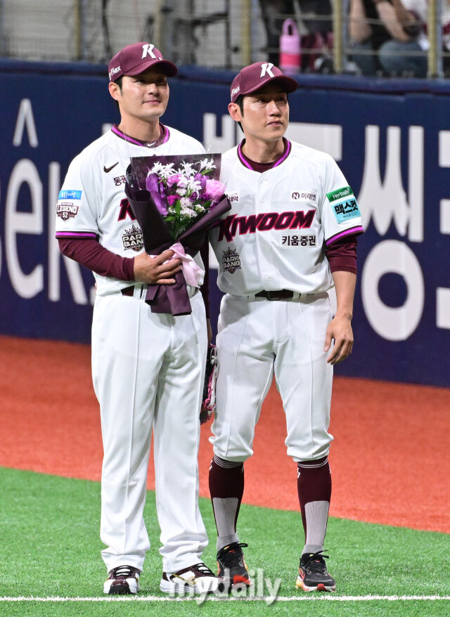 키움 박병호 코치가 26일 오후 서울 고척스카이돔에서 진행된 '2026 신한 SOL Bank KBO리그' 삼성--키움의 경기 전 은퇴식에서 서건창에게 꽃다발을 받은 뒤 포즈를 취하고 있다./고척 = 곽경훈 기자