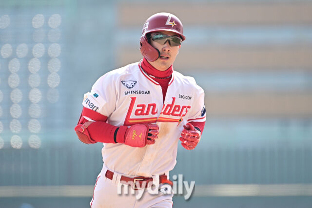 17일 인천 SSG랜더스필드에서 열린 '2026 신한 SOL BANK KBO리그' SSG 랜더스와 삼성 라이온즈 시범경기. SSG 최지훈이 5회말 1사 2루에 투런포를 친 후 그라운드를 뛰고 있다./마이데일리