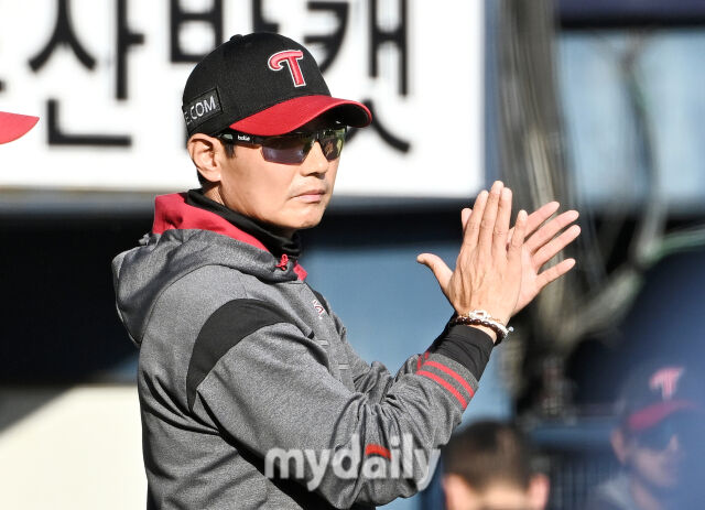 [MD포토] 염경엽 감독, '믿음의 야구에 박수를'