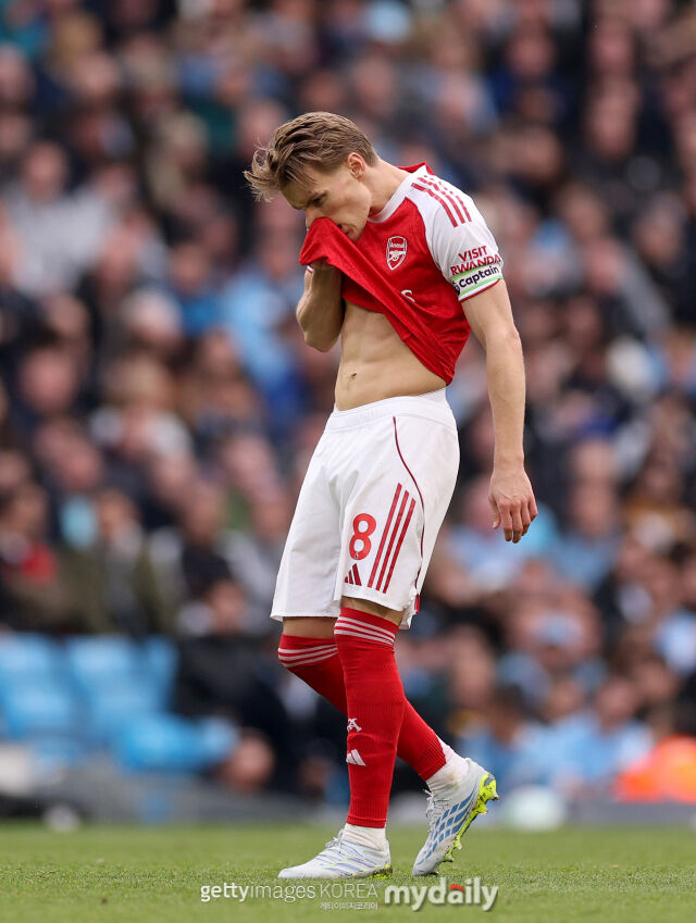 20일 영국 맨체스터의 에티하드 스타디움에서 열린 2025-26시즌 잉글랜드 프리미어리그 33라운드 맨체스터 시티와 아스널의 맞대결. 마르틴 외데고르(아스널)가 아쉬워하고 있다. /게티이미지코리아