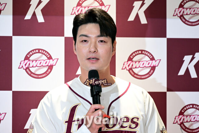 키움 박병호가 26일 오후 서울 고척스카이돔에서 진행되는 '2026 신한 SOL Bank KBO리그' 삼성--키움의 경기 전 취재진과 인터뷰를 하고 있다./고척 = 곽경훈 기자