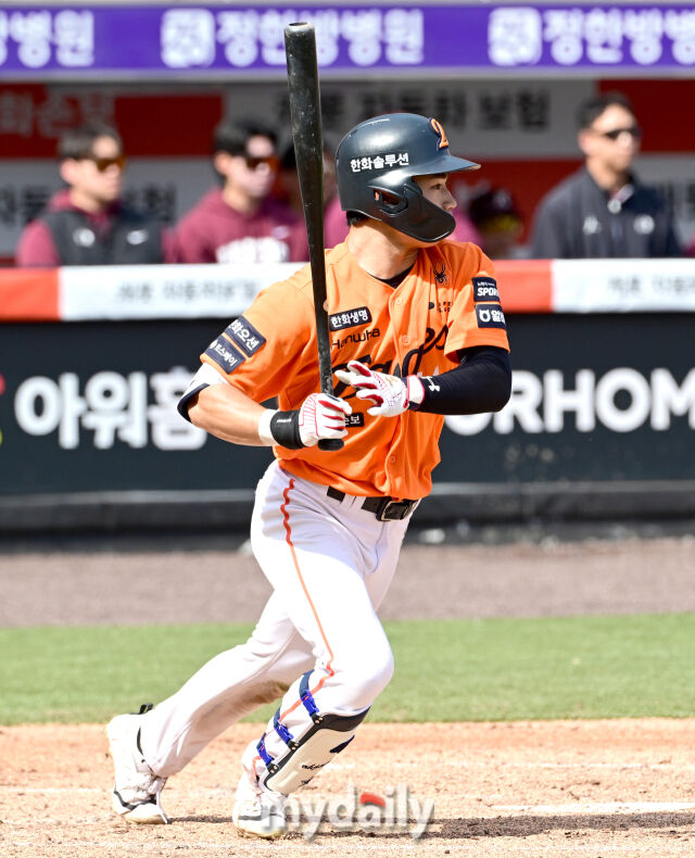 2026년 3월 29일 오후 대전 한화생명볼파크에서 열린 ‘2026 신한 SOL KBO리그' 키움 히어로즈와 한화 이글스의 경기. 한화 오재원의 2회말 2사 2.3루서 2타점 역전 적시타를 치고 있다./마이데일리