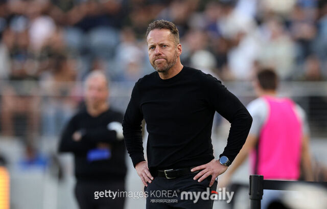 LAFC의 도스 산토스 감독이 19일 산호세와의 경기를 지켜보고 있다./게티이미지코리아