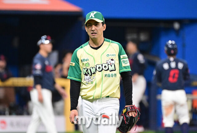 2026년 4월 12일 오후 서울 고척스카이돔에서 열린 '2026 신한 SOL KBO리그' 롯데 자이언츠와 키움 히어로즈의 경기. 키움 유토가 8회초 2사 3루서 구원등판해 롯데 레이예스를 삼진으로 잡은 뒤 기뻐하고 있다./마이데일리