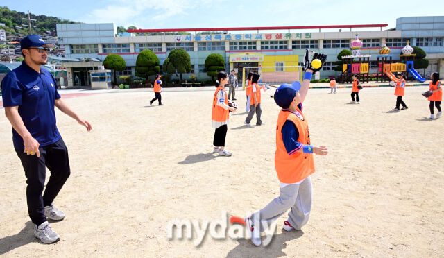 [MD포토] 권오준 전 야구선수 '티볼은 내 친구'