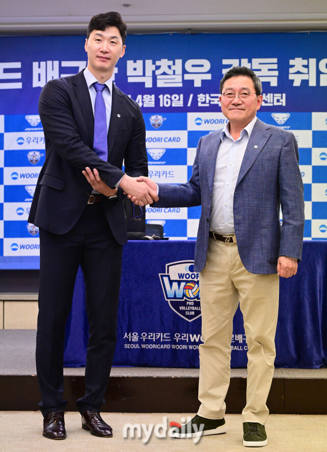 [MD포토] 박철우 감독-진성원 구단주 '우리카드 배구단의 새로운 출발'
