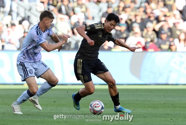손흥민이 결장한 가운데 LA FC가 26일 알리안츠 필드에서 열린 미네소타 유나이티드와의 원정 경기에서 1-0으로 승리했다. 손흥민(오른쪽)이 드리블을 하고 있다. /게티이미지코리아