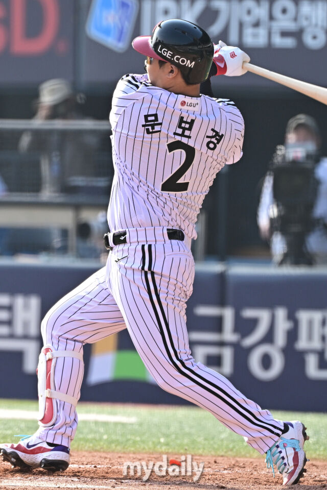 28일 서울 잠실야구장에서 열린 '2026 신한 SOL BANK KBO리그' LG 트윈스와 KT 위즈 경기.

LG 문보경이 7회말 2사 1루에 1타점 적시 2루타를 치고 있다./마이데일리”></p>
			</div>
			<div id=