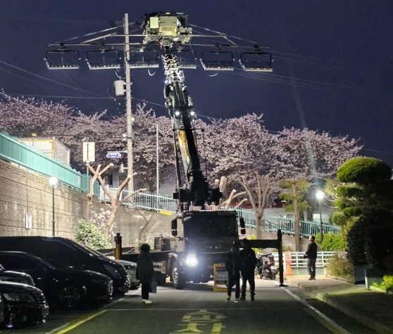 

<figure>” /><figcaption>
<figure></figcaption></figure>
<p>3日、聯合ニュースによると、1日から2日間、夕方から未明にかけて釜山鎮区の開金文化桜道でNetflixのシリーズドラマ撮影が行われた。</p>
<p>2日午後6時30分ごろから未明にかけて、メインデッキの約20メートルが通行止めとなり、撮影が行われた。</p>
<p>開金文化桜道は古い町並みと淡いピンクの桜の花びらが調和する桜並木で、SNSでの評判を受け若い世代の間では全国有数の桜の名所となっている。</p>
<p>桜が満開の時期、日没時に主要な桜道の一部が通行止めになったため、多くの観光客が引き返した。</p>
<figure><img decoding=