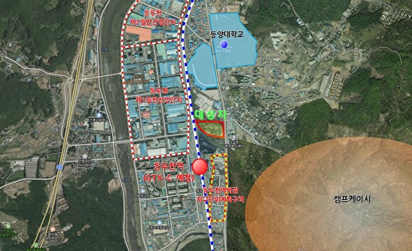 

<figure>” /><figcaption>
<figure></figcaption></figure>
<p>【아이뉴스24 キム・ジェファン記者】 京畿道東豆川市は31日、首都圏広域急行鉄道（GTX）-C線の延伸計画に伴う連携交通網の拡充と市民の定住環境改善を目的に、「동두천역 일원 도시관리계획（都市計画施設）」を最終決定して告示したと発表した。</p>
<p>今回の決定は、東豆川洞一帯を乗換センターと文化公園に重ねて指定することを骨子としている。</p>
<p>限られた土地を合理的に活用し、乗換の利便性を高めると同時に、近隣の大学生や地域住民に緑地と休憩空間を提供することを狙った措置だ。</p>
<p>市は昨年8月、約2万5000㎡規模の都市計画施設決定を起案した。</p>
<p>その後、国防部や韓国鉄道公社など関係機関と緊密に協議し、事業の実効性を確保するために区画を調整した。</p>
<p>その結果、19日に開催された第1回東豆川市都市計画委員会で条件付きで可決され、最終的に1万1621㎡に確定した。</p>
<p>都市計画委員会は、東豆川駅周辺の体系的な開発を図るために『総合開発構想案（マスタープラン）』の策定を条件として提示した。</p>
<figure><img decoding=