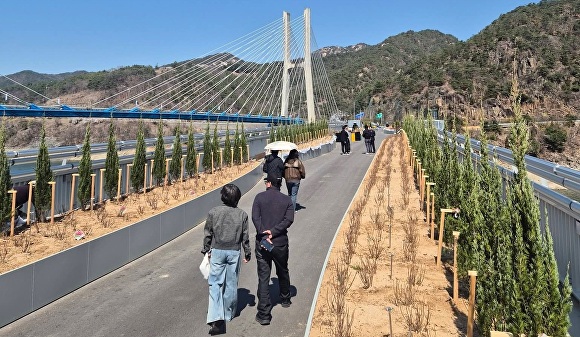 

<figure>” /><figcaption>
<figure></figcaption></figure>
<p>「清風湖バラムダル庭園」は、チェチョンを代表する春の祭り「清風湖桜祭り」の期間に合わせ、12日まで特別開園している。</p>
<p>キム・ヨンオク・忠清北道庭園文化課長は、「祭りの観覧客の滞在時間を延ばし、地域経済に活力を与え、清風湖バラムダル庭園を紹介するために臨時開園した」と説明した。</p>
<p>忠清北道は室内温室や展望台などの施設を整備し、6月に正式開園する予定だ。</p>
</div>
		</article>
		<!-- 기사뷰 뉴스 하단 AD -->
		<article class=