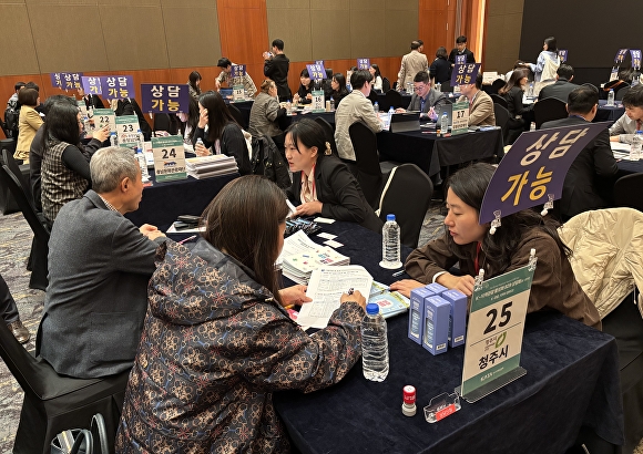

<figure>” /><figcaption>
<figure></figcaption></figure>
<p>清州特化観光コンテンツを活用した商品開発のための企業間（B2B）相談も行われた。</p>
<p>9日には大阪で韓国観光公社の「K-観光ロードショー」に参加し、現地旅行会社を対象に清州観光のPRを実施した。</p>
<p>特にB2Bのセールスコールを通じて、清州−大阪の定期路線と連携した個人・団体向けの観光商品を提案した。</p>
<p>ナム・サンテク清州市観光マーケティングチーム長は「清州市は最近の国際情勢や原油価格の上昇などで海外観光市場の環境が悪化している状況でも、K-POPコンテンツと清州国際空港の定期路線を活用した観光商品開発に注力している」と説明した。</p>
<p>続けて「今後も実質的な観光客誘致につながるよう、新規観光商品の開発と海外でのマーケティングを継続する」と述べた。</p>
</div>
		</article>
		<!-- 기사뷰 뉴스 하단 AD -->
		<article class=