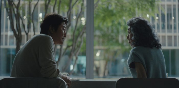 넷플릭스 오리지널 시리즈 '성난 사람들' 시즌2의 송강호(왼쪽)와 윤여정. 사진제공=넷플릭스