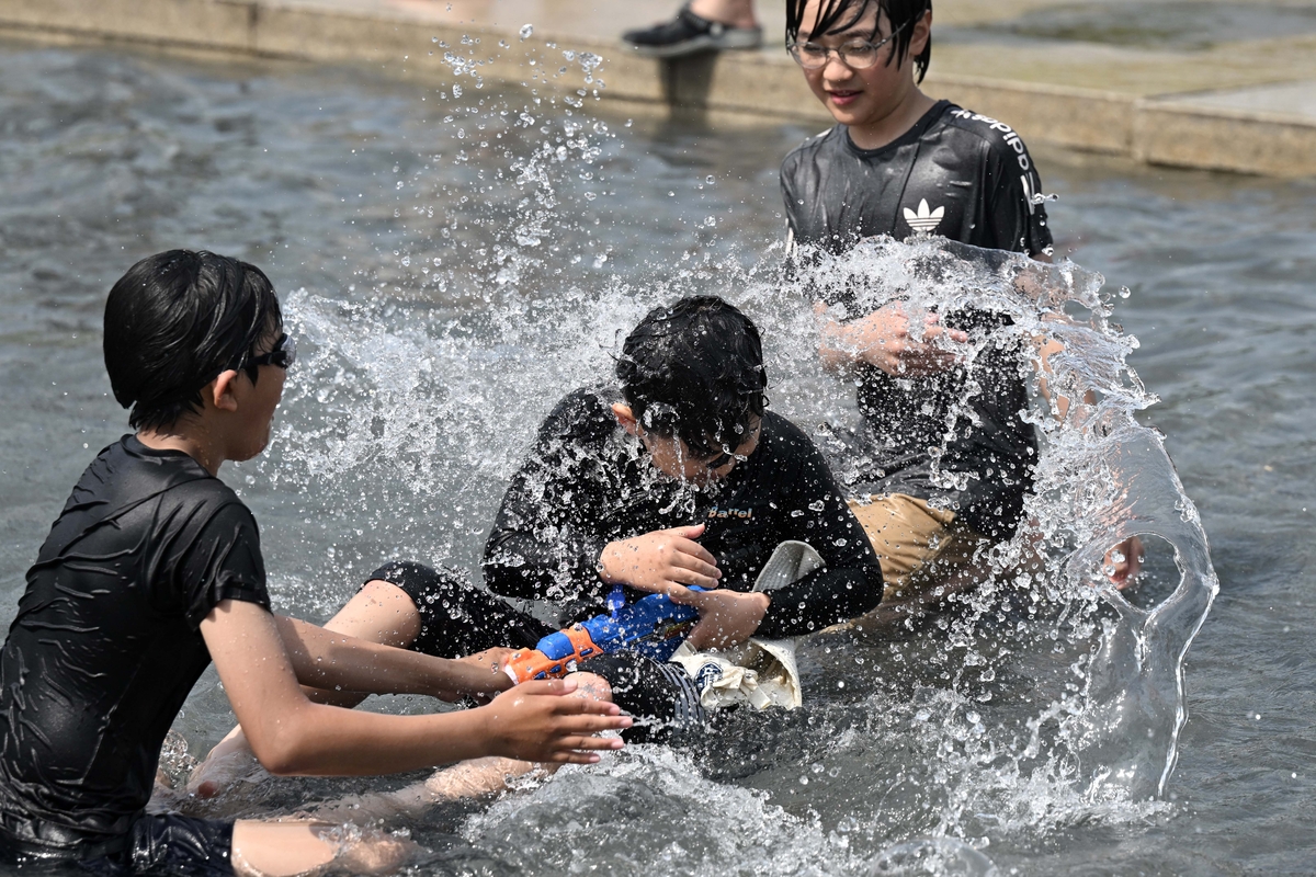 서울 낮 최고기온이 29도까지 오르며 초여름 더위가 이어진 19일 서울 여의도 물빛광장을 찾은 시민들이 물놀이를 하며 더위를 식히고 있다. 조태형 기자
