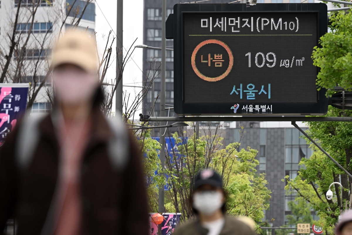 전국이 황사의 영향으로 미세먼지 농도가 ‘나쁨’ 수준을 보인 21일 서울 중구의 거리에 설치된 전광판에 미세먼지 농도가 표시되고 있다. 조태형 기자