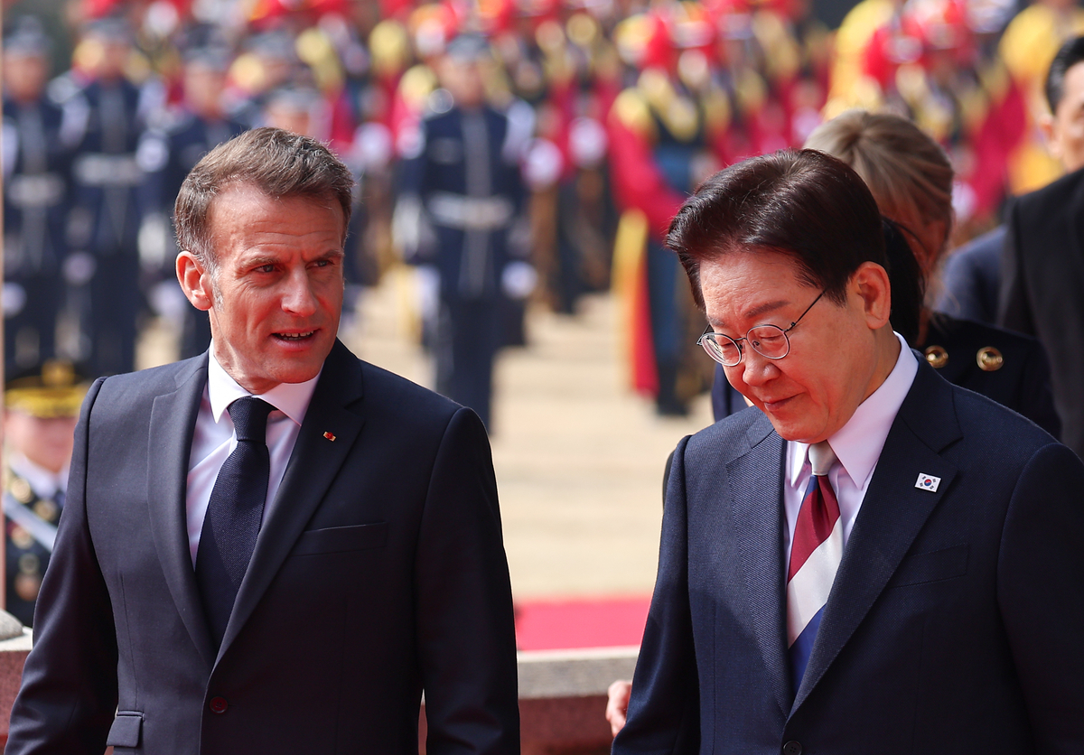 이재명 대통령과 에마뉘엘 마크롱 프랑스 대통령이 3일 청와대에서 열린 국빈 방한 공식환영식을 마친 뒤 본관으로 이동하며 대화하고 있다. 연합뉴스