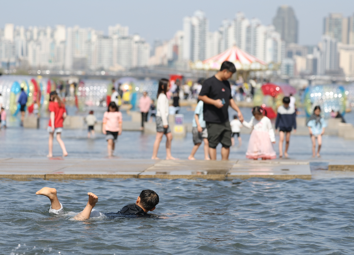 맑고 따뜻한 날씨를 보인 12일 서울 여의도 한강공원 물놀이장에서 어린이들이 더위를 식히고 있다. 연합뉴스