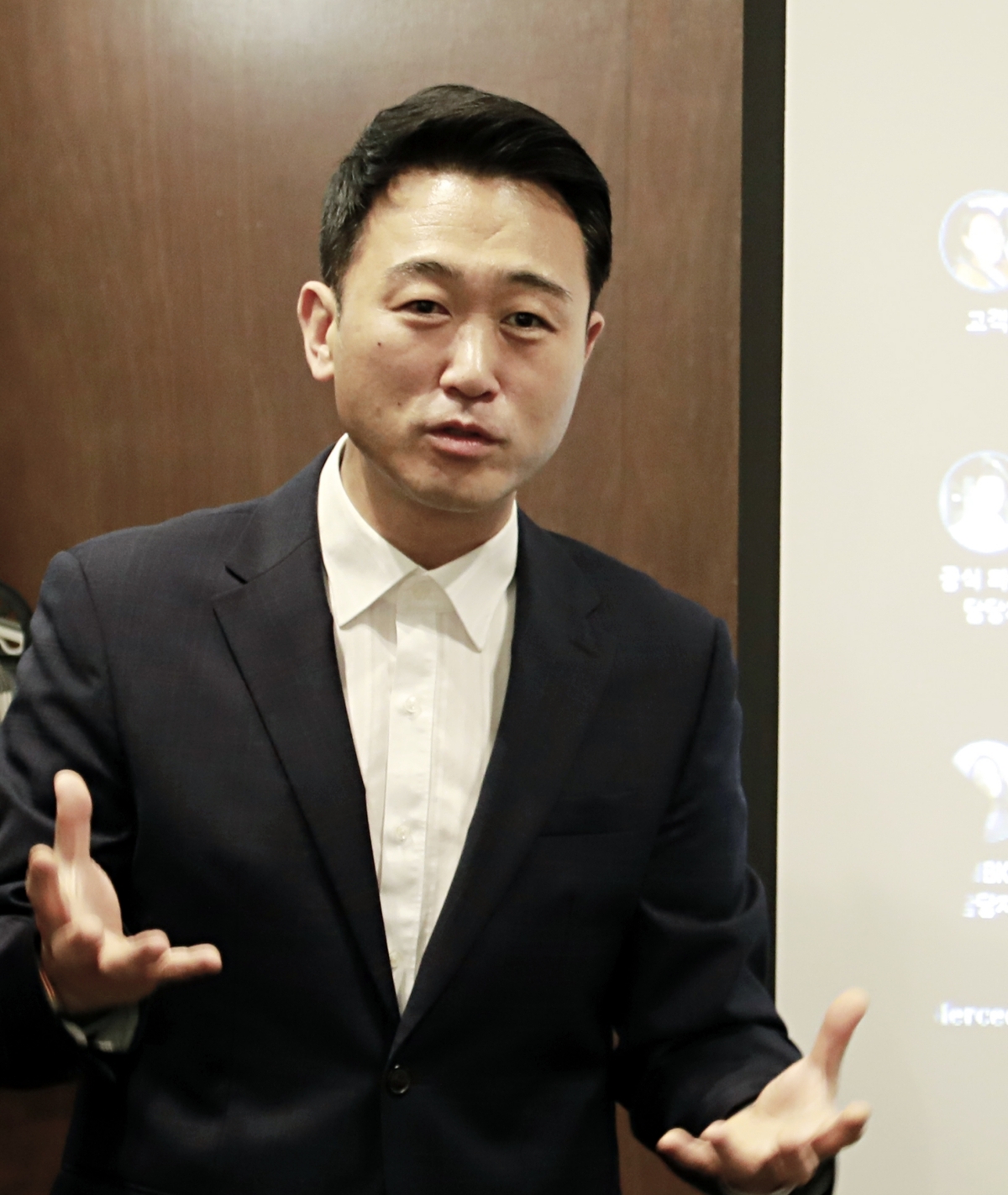 박지성 벤츠 코리아 RoF 프로세스 총괄 부장이 9일 서울 중구에서 한국자동차기자협회와 진행한 인터뷰에서 벤츠코리아의 새 가격 정책에 대해 설명하고 있다./벤츠 코리아