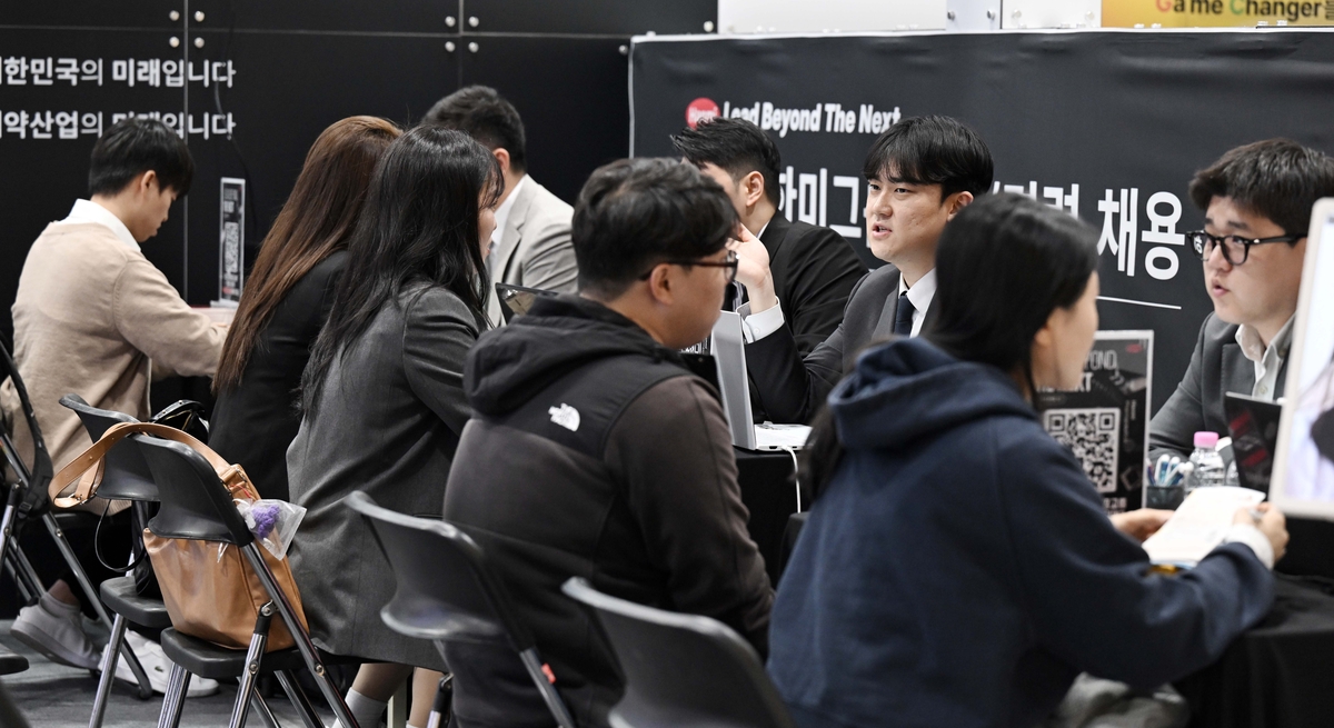 28일 서울 서초구 aT센터에서 열린 2026 대한민국 상생 채용박람회를 찾은 구직자들이 채용 상담을 받고 있다. 삼성과 SK, 현대차, LG 등 주요 15개 그룹을 포함한 온·오프라인 700여 개 기업이 참여하는 이번 채용박람회는 악화하는 청년 고용 지표를 개선하고 산업 현장의 인력 수급 불균형을 해소하기 위해 기획됐다. 조태형 기자