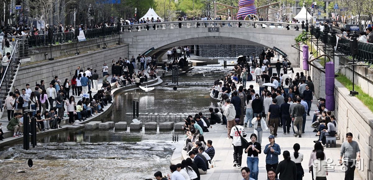 서울 낮 최고 기온이 28도까지 오르며 초여름 날씨를 보인 14일 서울 청계천을 찾은 시민들이 가벼운 옷차림으로 시간을 보내고 있다. 당분간 낮과 밤의 기온차가 15도 안팎으로 클 것으로 예상되며 기온은 평년보다 높을 전망이다. 조태형 기자 2026.04.14
