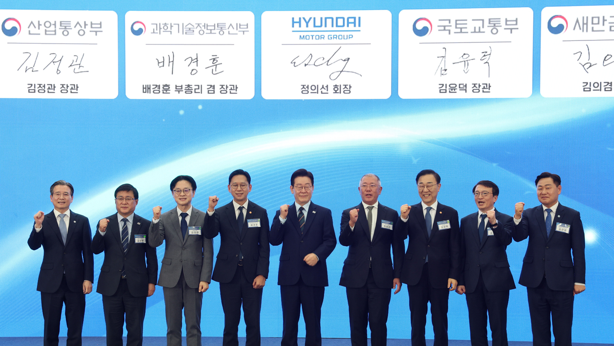 이재명 대통령이 27일 전북 군산새만금컨벤션센터에서 열린 새만금 로봇·수소·AI 시티 투자협약식에서 참석자들과 기념촬영을 하고 있다. 왼쪽부터 김용범 정책실장, 김성환 기후에너지환경부 장관, 김정관 산업부 장관, 배경훈 부총리 겸 과기부 장관, 이재명 대통령, 정의선 현대차그룹 회장, 김윤덕 국토부 장관, 김의겸 새만금개발청장, 김관영 전북도지사. 연합뉴스